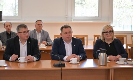 Zdjęcie do Konferencja w sprawie remont&oacute;w dr&oacute;g 323 i 324