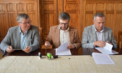 Zdjęcie do Podpisanie umowy na budowę drogi w Ułance