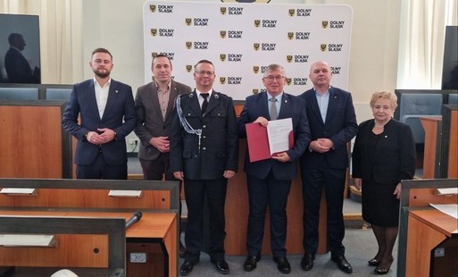 Zdjęcie do Podpisano umowę o dofinansowanie zakupu samochodu pożarniczego dla OSP Osetno
